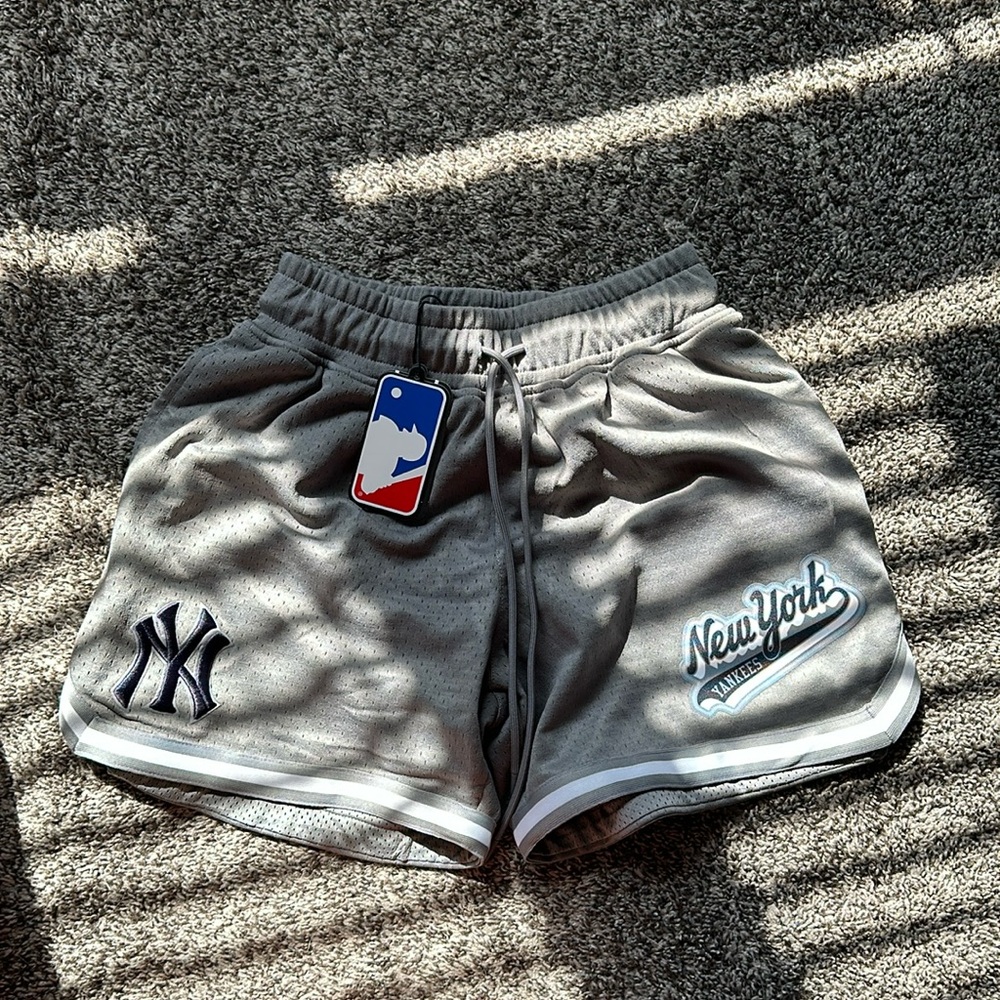 Pro Standard New York Yankees Women’s Shorts